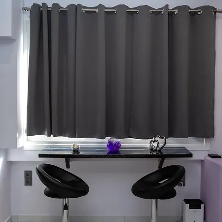 Modern In The Center * Chalkís